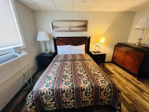 En eller flere senge i et værelse på Haiban Inn Jersey City
