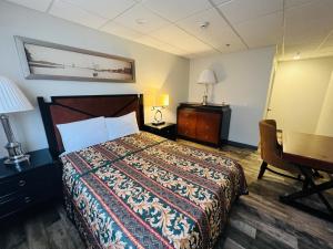 ein Hotelzimmer mit einem Bett und einem Schreibtisch in der Unterkunft Haiban Inn Jersey City in Jersey City