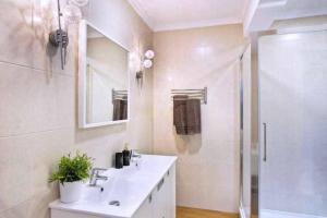 bagno con lavandino bianco e doccia di BEST LOCATION apartment in MARBELLA. BEACHFRONT!! a Marbella