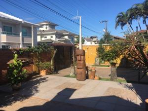Toca do Moa في فلوريانوبوليس: منزل به غرض خشبي في ممر
