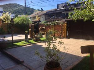 a yard with a potted plant on a patio at Toca do Moa in Florianópolis