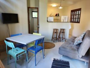 un salon avec une table, des chaises et un canapé dans l'établissement Casa Azul Perequê, à Ilhabela 98 autres photos