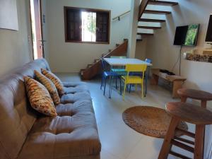 un salon avec un canapé et une table dans l'établissement Casa Azul Perequê, à Ilhabela