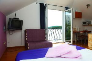 Rooms Denoble客房内的一张或多张床位