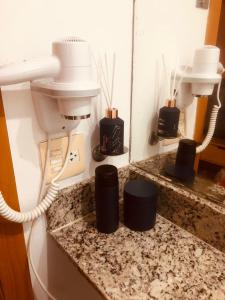 eine Küchentheke mit einem Telefon und einem Waschbecken in der Unterkunft Classic Flat do Eduardo in São Paulo