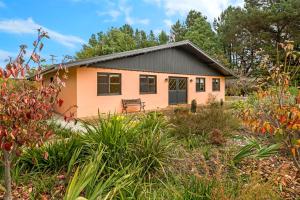una casa in mezzo a un giardino di Blackwood Park Cottages Mole Creek a Mole Creek
