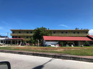 um edifício ao lado de uma estrada em LUXOR EMPIRE em Pantai Cenang