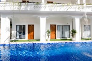 Hồ bơi trong/gần DKD TRIO Hotel +23 ảnh