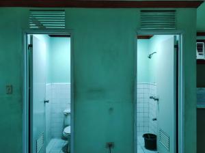 y baño con aseo y 3 espejos. en Parkview Hotel, en Cagayan de Oro