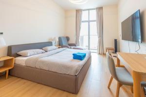 A bed or beds in a room at Luxury Escapes - Cozy Studio In front of Metro Stn - Access to Gym & Pool - Aura Azizi