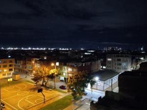 una ciudad por la noche con una cancha de baloncesto en cerca al aeropuerto, toma de fotos huellas visa embajada eeuu 700, en Bogotá