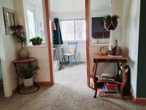 um espelho num quarto com uma mesa e uma cadeira em Cozy Quonset Hut On Maple Lake em Paw Paw