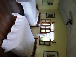 Hay 2 camas con sábanas blancas en una escalera. en Pacific Bay Resort, en Boca Chica