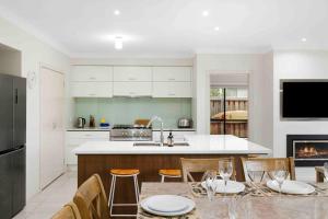 Kuchyň nebo kuchyňský kout v ubytování Corymbia Barwon Heads Modern Family Getaway!