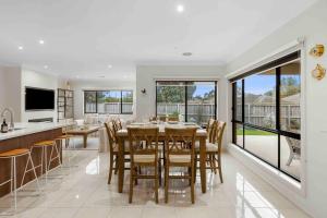 TV a/nebo společenská místnost v ubytování Corymbia Barwon Heads Modern Family Getaway!