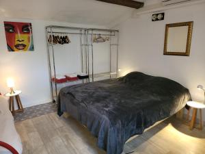 Un dormitorio con una cama con una manta negra. en Cottage Perla Vita, en Le Cannet