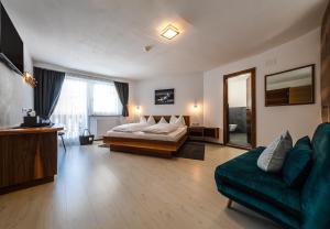 uma sala de estar com uma cama e um sofá em Apartments Sunela em Selva di Val Gardena