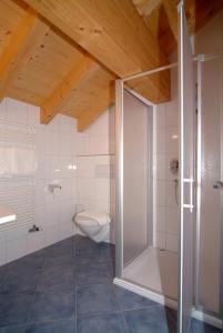 Ein Badezimmer in der Unterkunft Haus Schatz