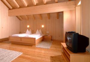 מיטה או מיטות בחדר ב-Haus Schatz