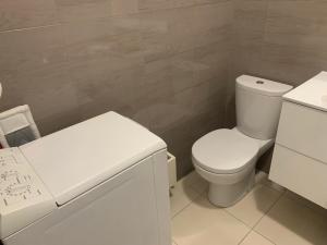 ein weißes Bad mit einem WC und einem Waschbecken in der Unterkunft F1 Exclusive Monaco Studio with Private Parking in Monte Carlo