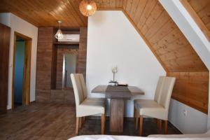 una sala da pranzo con tavolo e sedie di FLORA HOUSE a Rastovača