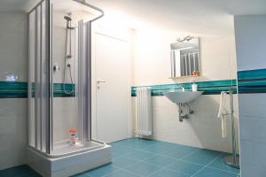un baño con ducha y lavabo en Casetta Primo Sole Apartments, en Policoro 72 fotos más
