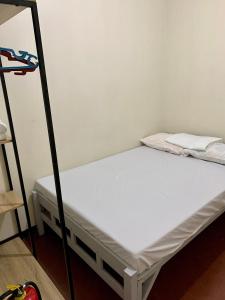 Bett in einem Zimmer mit einer weißen Matratze in der Unterkunft Mybed Dormitory in Cebu City