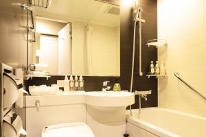 Bathroom sa Centurion Hotel Grand Akasakamitsuke Station