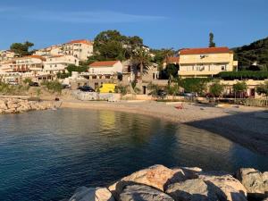 vistas a una playa con casas en el fondo en Gallery for two, near the beach and the center of Jelsa, en Jelsa