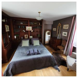 Postel nebo postele na pokoji v ubytování Gîte de charme au Manoir du Plessis-Quinquis + 9 fotografií