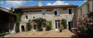 una gran casa de piedra con un gran patio en L'Heureux Lay, en La Réorthe