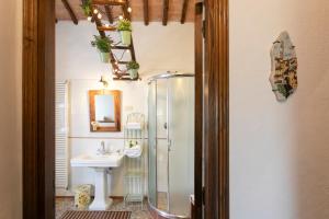 Łazienka w obiekcie Agriturismo Poggio Salvi