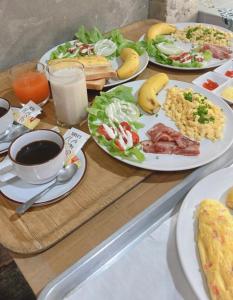 una mesa con platos de comida y una taza de café en Garden Villa Khaolak en Khao Lak