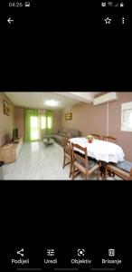 een woonkamer met een tafel en een bank bij antonio in Bibinje