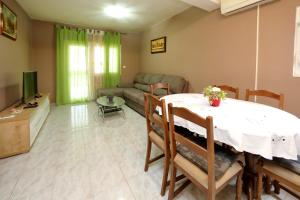 antonio في بيبينيا: غرفة معيشة مع طاولة وأريكة