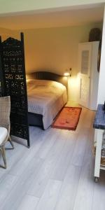 - une chambre avec un lit et un tapis sur du parquet dans l'établissement Jytte`s Annex, à Kerteminde