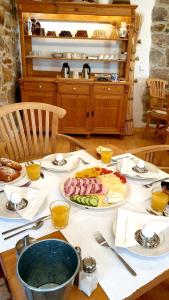 stół z talerzami jedzenia na górze w obiekcie Penzion Valkoun-Lilienfeld w Karlowych Warach