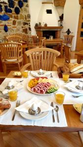 stół z talerzem jedzenia w obiekcie Penzion Valkoun-Lilienfeld w Karlowych Warach