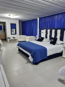- une chambre avec un grand lit et des rideaux bleus dans l'établissement B&B Laura, à Terzigno