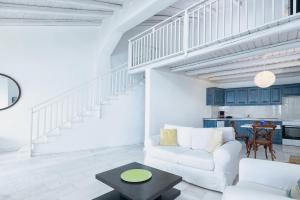 een woonkamer met een witte bank en een tafel bij Pelagos Blue Zante in Vasilikos