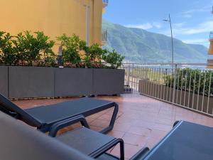 カステッランマーレ・ディ・スタービアにあるLe Perleの建物の上にテーブルと椅子が置かれたバルコニー