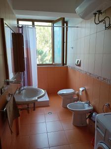 bagno con 2 lavandini e 2 servizi igienici di Family Beach 100 Square Metres Apartment a Golem