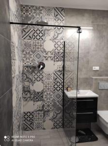 a bathroom with a shower and a sink at Urocze studia w Łomiankach, 1- z sauną i tarasem, 2- z kominkiem, 3- ekonomiczne, 7km metro Młociny Warszawa in Łomianki