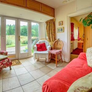 1 dormitorio con 1 cama, 1 silla y 1 ventana en Pinetree Cottage, dog friendly, Holiday let, Callander Invertrossachs en Callander