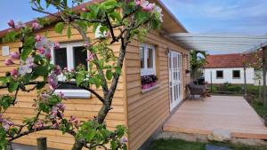 Ein Garten an der Unterkunft Haus mit stilvoller Ferienwohnung und Tiny House nahe Ammersee für 2-6 Personen