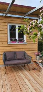 Ein Sitzbereich in der Unterkunft Haus mit stilvoller Ferienwohnung und Tiny House nahe Ammersee für 2-6 Personen