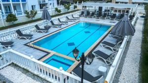 Uma vista da piscina em Belinda Apartments ou nos arredores