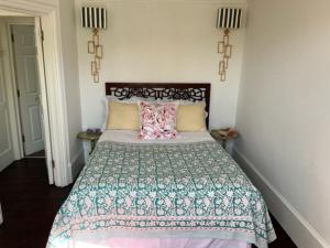 Un dormitorio con una cama grande con una almohada. en La Belle Alliance en Kent