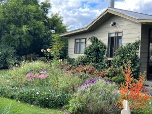 ヒールズビルにあるThe Little House on The Hillの花の家の前の庭 +13枚の写真