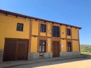 Foto dalla galleria di Casa de la Era, grande, de adobe, con patio y bodega a Fontanil de los Oteros